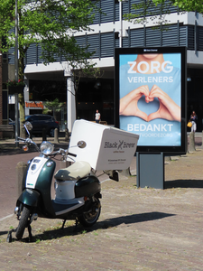 848867 Afbeelding van een billboard met de poster 'Zorgverleners Bedankt' op de Kroonstraat te Utrecht. Op de voorgrond ...
